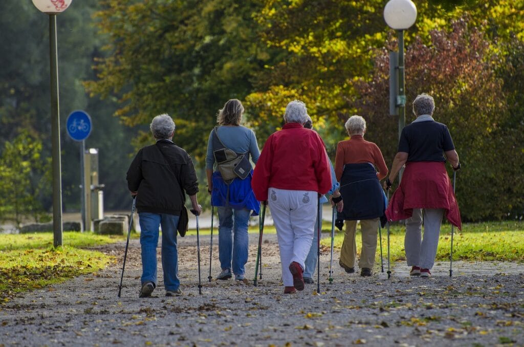 9 avantages de la marche nordique